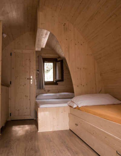 camas bungalow de madera camping caban